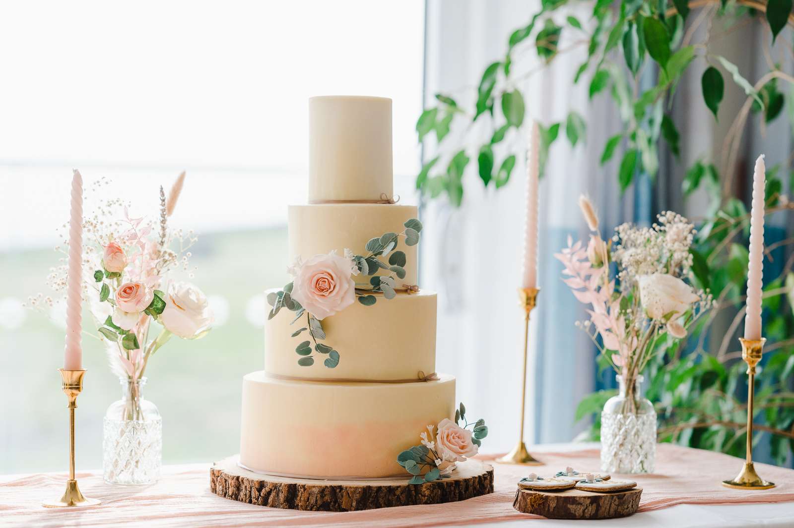 Mouth-watering Cake: The Ultimate Guide to Choosing and Booking the Perfect Wedding Cake 
